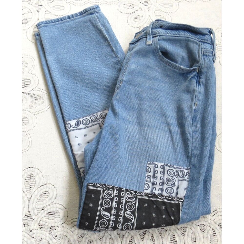 Hollister Ultra High Rise Mom Bandana Patched Jeans 3R(27) Light Wash - Picture 2 of 11